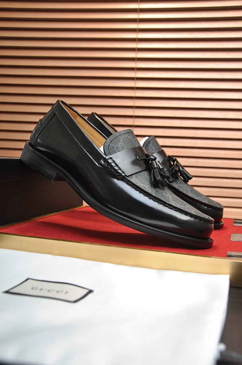 Men's shoes💰560💶Italy's top luxury men's shoe giant (GUCCI) (Gucci) (full cowhide lining) new arrival🍃Original European style🔰 Pleasant to the eye😍In order to make the shoes more durable and non-deformable🌀The production continues to follow traditional methods but there is still no lack of innovation💪Choose original sheepskin for the leather♻️ Smooth and natural And extra bright ⭐Made of imported cowhide, the first choice of rich people 38-45 (45 customized)